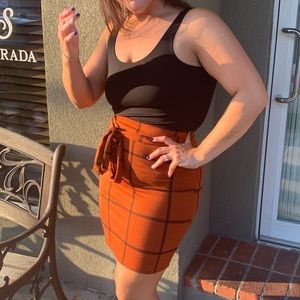 Copper detailed pencil skirt.